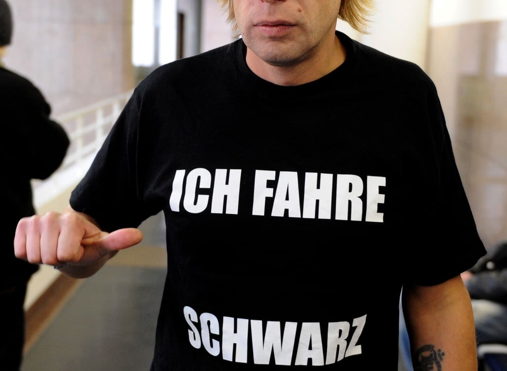 Achtung, Bild-Text-Schere. Ob das Shirt viel schlauer ist, als gar nichts an, ist dennoch fraglich.