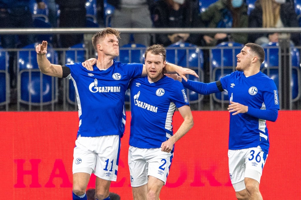 Der FC Schalke 04 wird von Gazprom gesponsort.