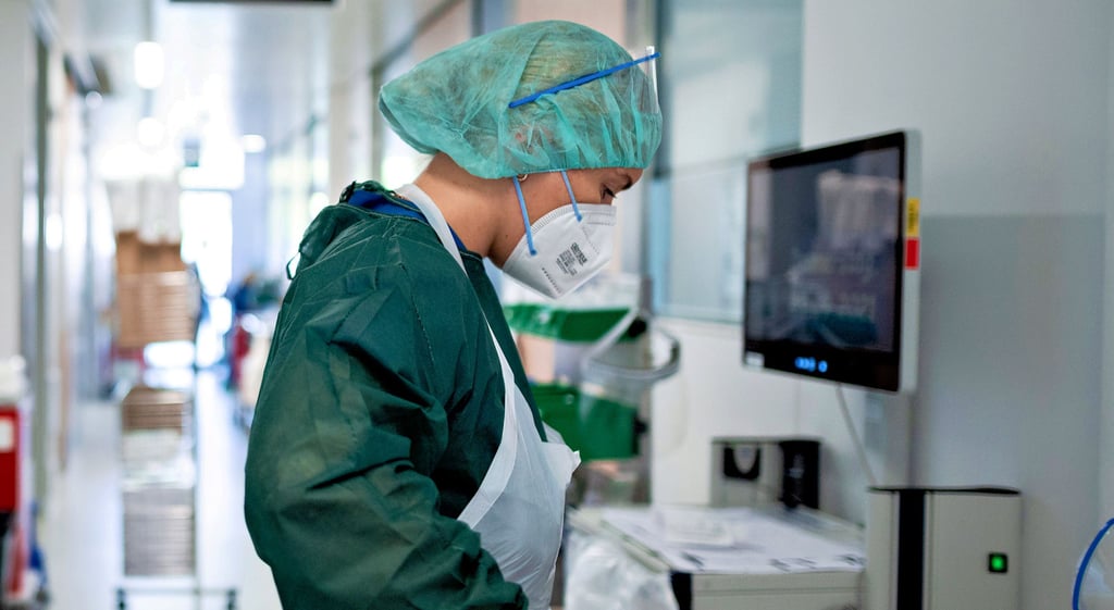 Kündigen oder impfen? Für Mitarbeiter in Gesundheitseinrichtungen wie Krankenhäusern oder Pflegeheimen gilt ab 15. März 2022 eine Impfpflicht.