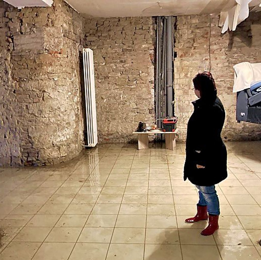 Nicole Stötzer steht im überfluteten Erdgeschoss der Angermühle.