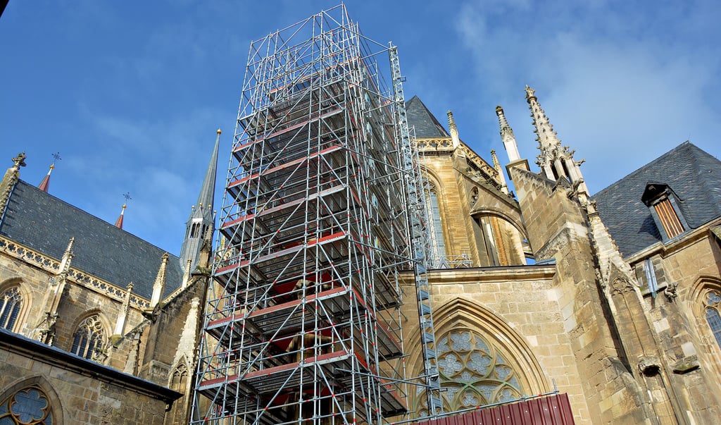 Der südöstliche Strebepfeiler am Halberstädter Dom ist derzeit komplett eingerüstet.