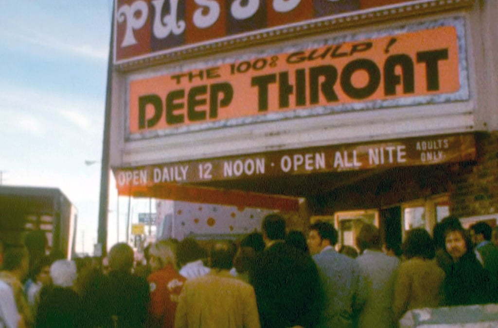 Los Angeles im Jahr 1973: Eine Menschenmenge drängt sich vor dem Pussycat Theatre, in dem „Deep Throat“ gezeigt wird.