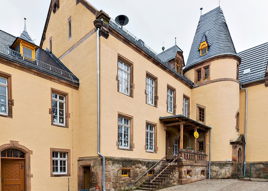 Neues Dach, neue Fassade: Nach umfangreichen Arbeiten hat sich die Kindertagesstätte „Schlosszwerge“ in Burgscheidungen gemausert.