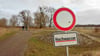 In den Magdeburger Elbauen nahe der Salbker Seen sind  Warnschilder aufgestellt worden.