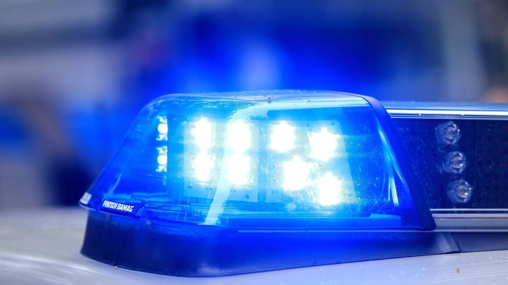 Während des Sturms am Montag ist ein Mann nahe Herborn in Hessen von einer 70 Meter hohen Autobahnbrücke geweht und tödlich verletzt worden.