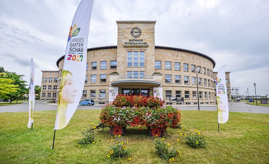 Mit Flaggen, Blumenarrangements, Transparenten, Überseecontainern und eigenem Logo warb Bitterfeld-Wolfen um die Laga 2027.