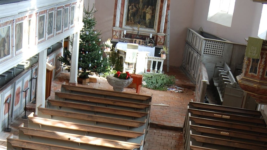 Fast Food Soßen wurden auf dem Altar verschmiert, Gesangsbücher und Kerzen zerstört.