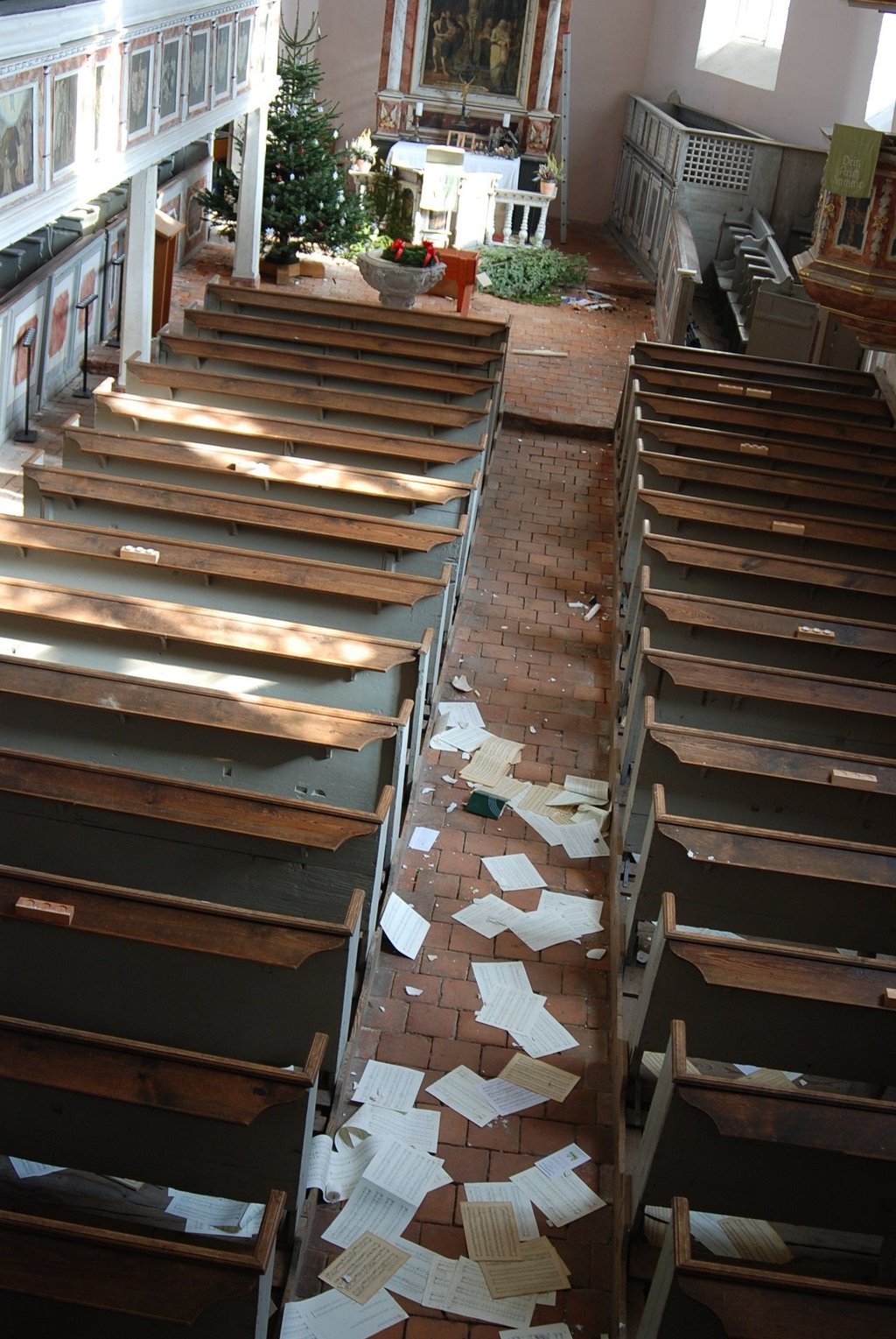 Überall liegen Notenblätter verteilt in der Kirche in Niedendodeleben.