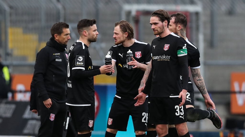 Marcel Titsch Rivero (m.) und Jonas Nietfeld (2.v.r.) stehen beim Halleschen FC vor Gelbsperren.
