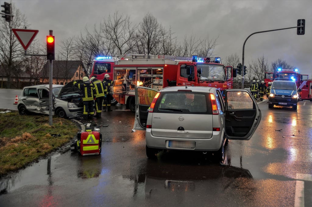 Unfal in Wanzleben an der Kreuzung Vor dem Wellschen Tor - B 246 am 1. Feburar 2022. Dabei starb eine 72-Jährige.
