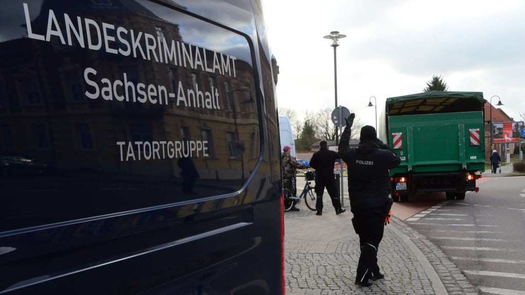 Großeinsatz der Polizei in Gardelegen. Die Beamten sind mit mehreren Fahrzeugen, unter anderem einem Lkw, angerückt.