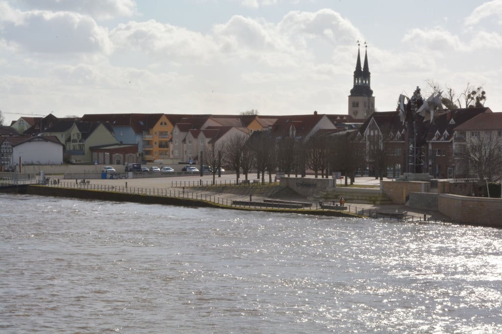 Der Salzblumenplatz in Schönebeck befindet sich direkt an der Elbe. Der Pegel des Flusses ist in den vergangen Tagen merklich angestiegen.