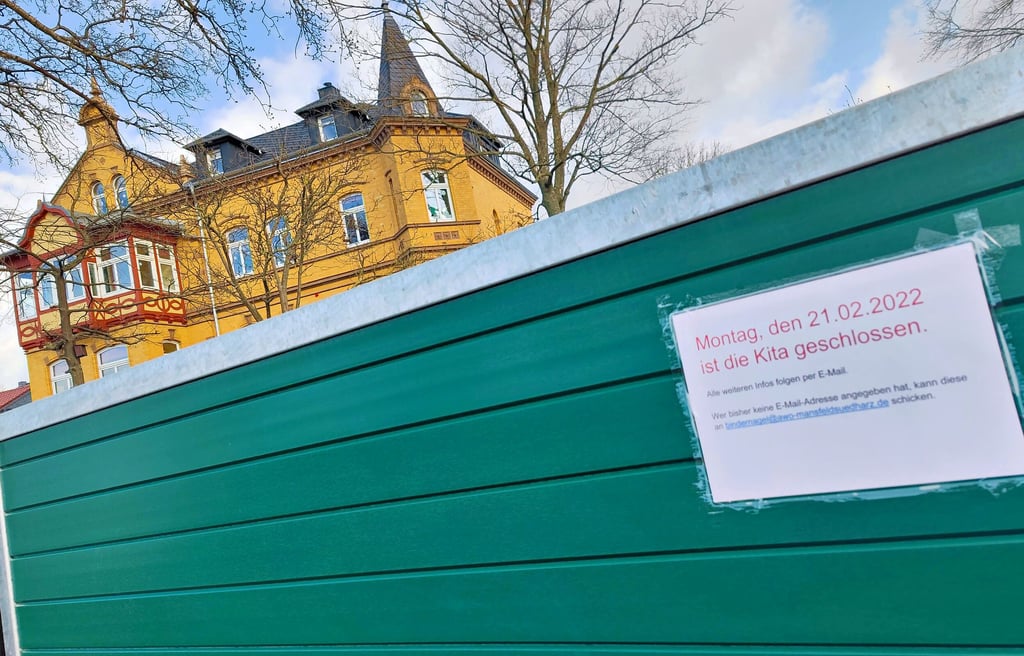 Ein Schild am Zaun der Kita Am Kreuzberg in Allstedt weist auf die besondere Situation hin.