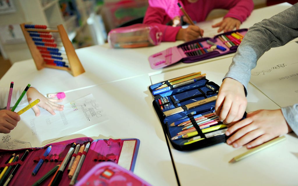 Schüler arbeiten an einem Gruppentisch. Zum Beispiel für Schulmaterialien oder für Lernhilfen soll das Teilhabepaket Kindern und Jugendlichen, die finanziell schlechtgestellt sind, Hilfe gewähren. Auch in Magdeburg ist das ein Thema.