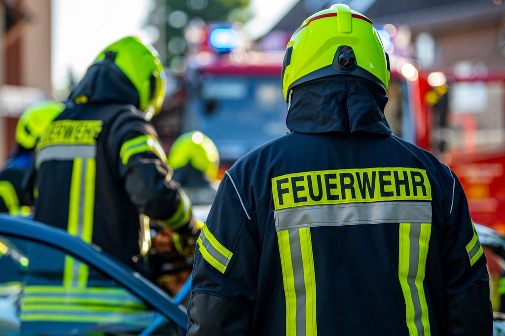 Nach einem Brand in Halle mussten mehrere Personen ins Krankenhaus gebracht werden.