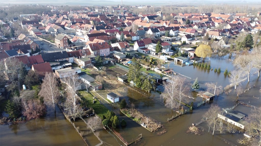 In Deesdorf (Harz) hat die steigende Bode am Dienstag bereits die ersten Grundstücke unter Wasser gesetzt.
