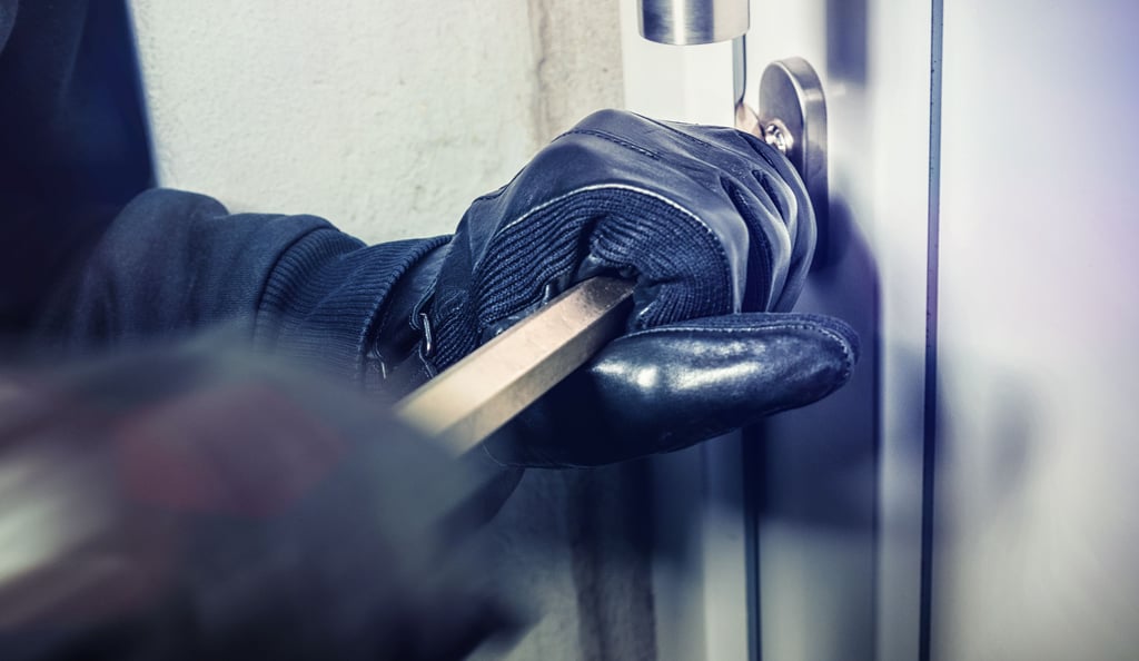 Mit wenigen Handgriffen können Profis Türen aufhebeln. Die Polizei weiß, wie man Einbrechern das Leben schwer machen kann.