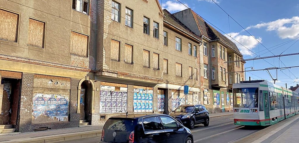 Der Häuserzug Alt Salbke 73 bis 74 gilt in Magdeburg aufgrund seines schlechten Zustands als sogenannte Schrottimmobilie.