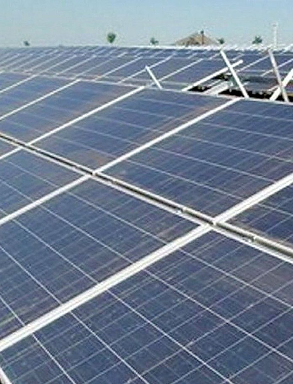 Solarplatten auf einem Feld bei Allstedt