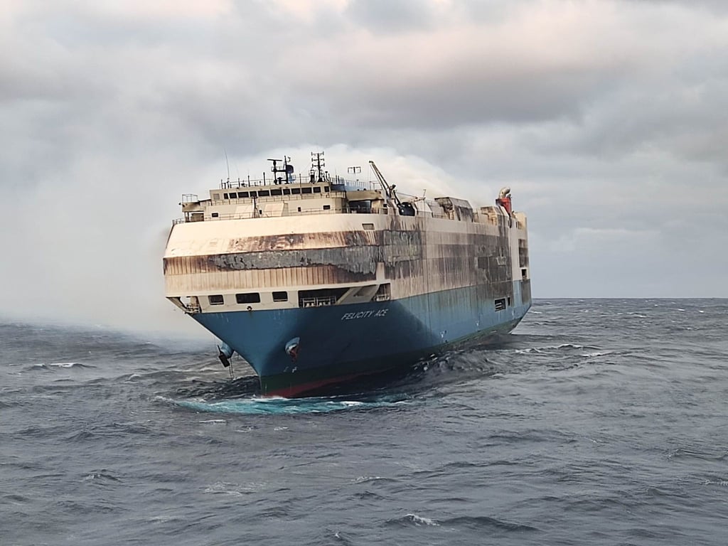 Der brennende Frachter „Felicity Ace“ treibt weiter führerlos südlich der Azoren auf dem Meer.