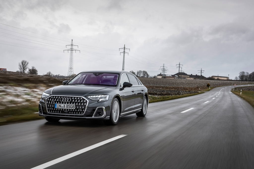 Zum Themendienst-Bericht vom 15. Februar 2022: Der da glänzt, aber der neue Audi A8 ließe sich nun auch mit Mattlack bestellen.