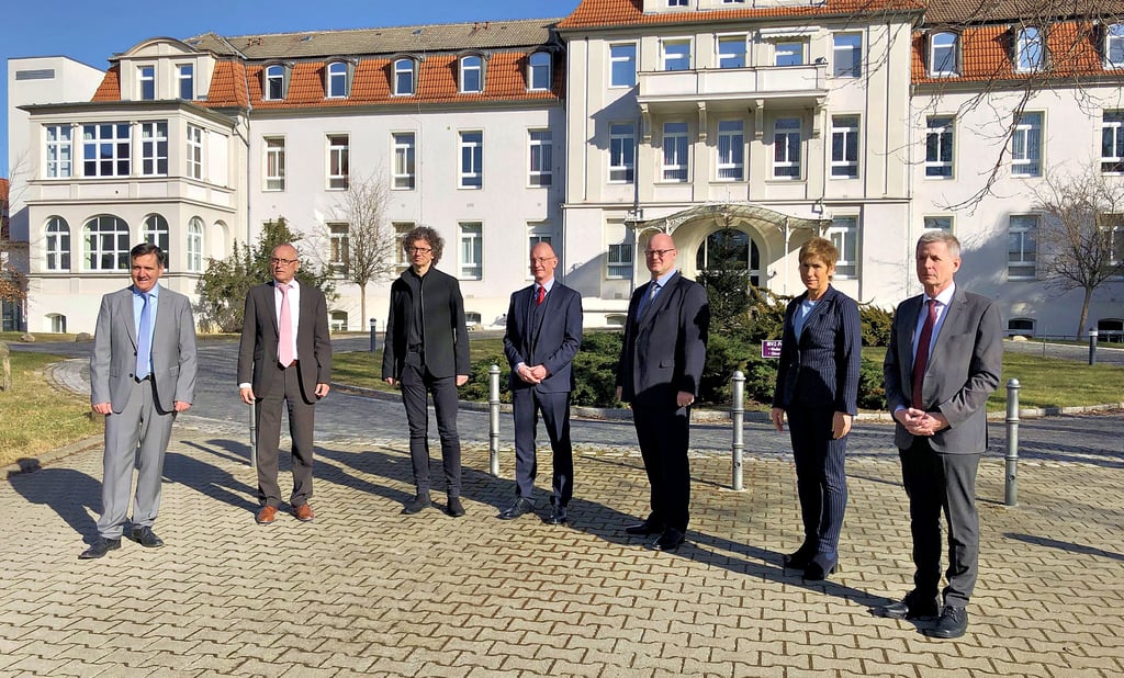 Informierten gemeinsam darüber, dass die Krankenhausleitung sich neu aufstellt: Thomas Balcerowski, Dr. Peter Nartschik, Dr. Tom Schilling, Dr. Matthias Voth, Thomas Pfennig, Gundula Kopp und Peter Redemann (v.l.).