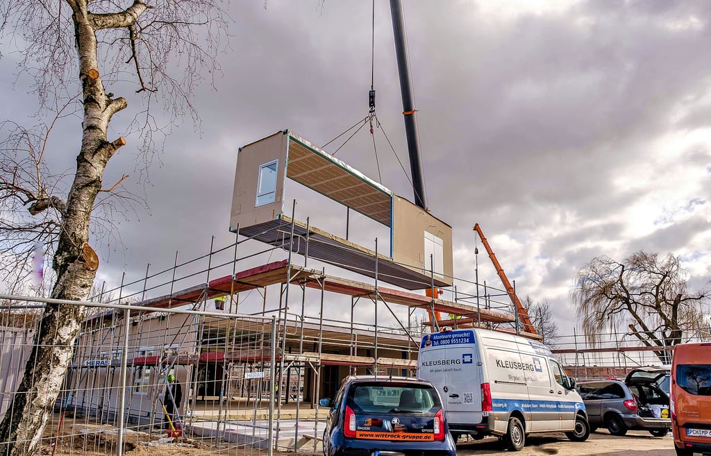 Am Kranhaken schwebte am Dienstag ein weiteres Modul auf der Baustelle ein. Hier entsteht der Neubau von „Flax und Krümel“.