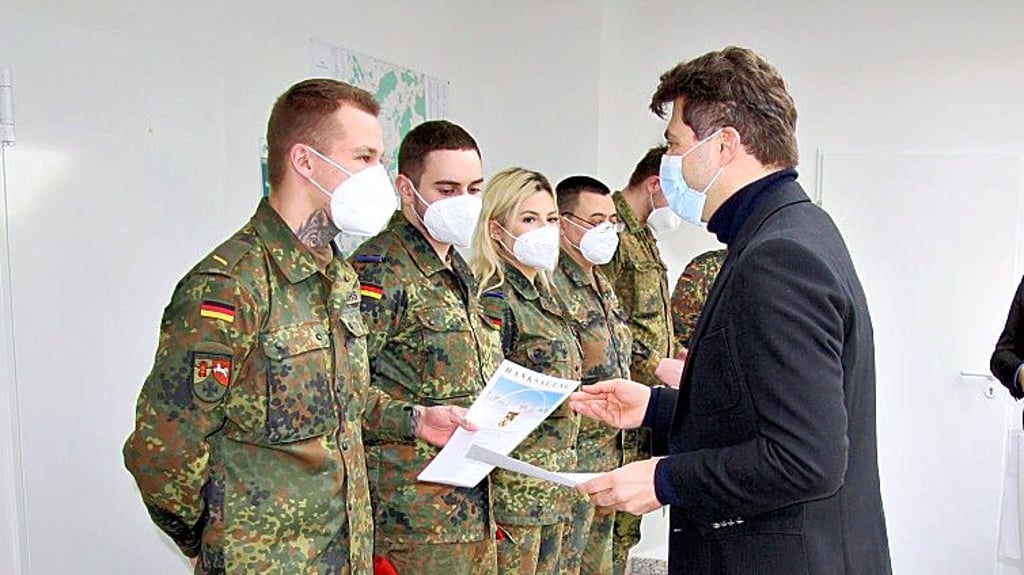 OB Robert Reck dankt den Soldaten und Soldatinnen der Bundeswehr, die im Impfzentrum geholfen haben.
