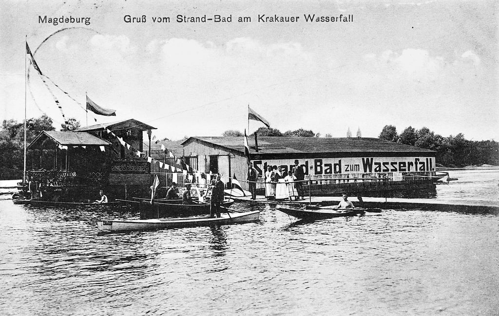 In der Alten Elbe dockte einst ein „Strand-Bad zum Waserfall“. Das Foto stammt aus dem Archiv vom WSV Lok Magdeburg.