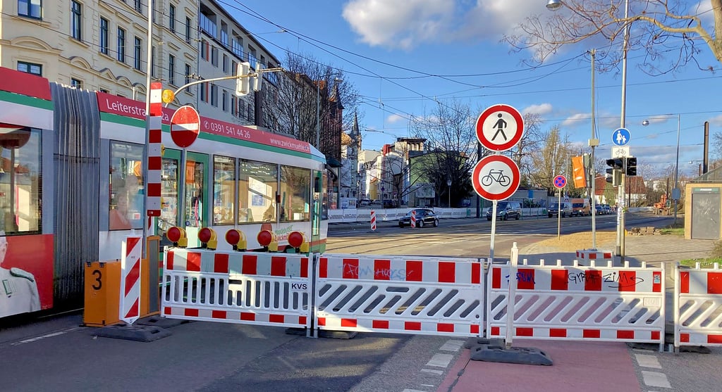 In Höhe der Kreuzung Schönebecker Straße/Thiemstraße/An der Buckauer Fähe ist in Magdeburg eine Sperrung der Fahrspur in Fahrtrichtung Stadtzentrum eingerichtet worden.