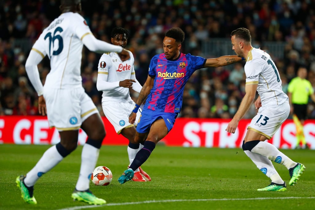 Pierre-Emerick Aubameyang (M.) vom FC Barcelona beim Torschuss.
