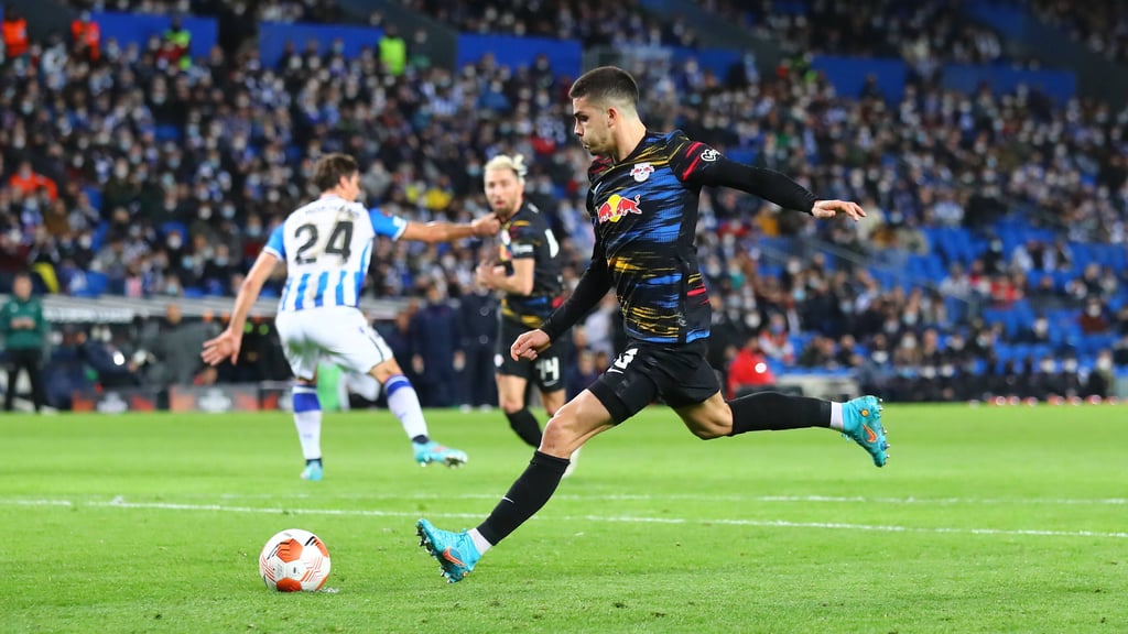 Bläst dei Backen auf: André Silva bei seinem verschossenen Elfmeter