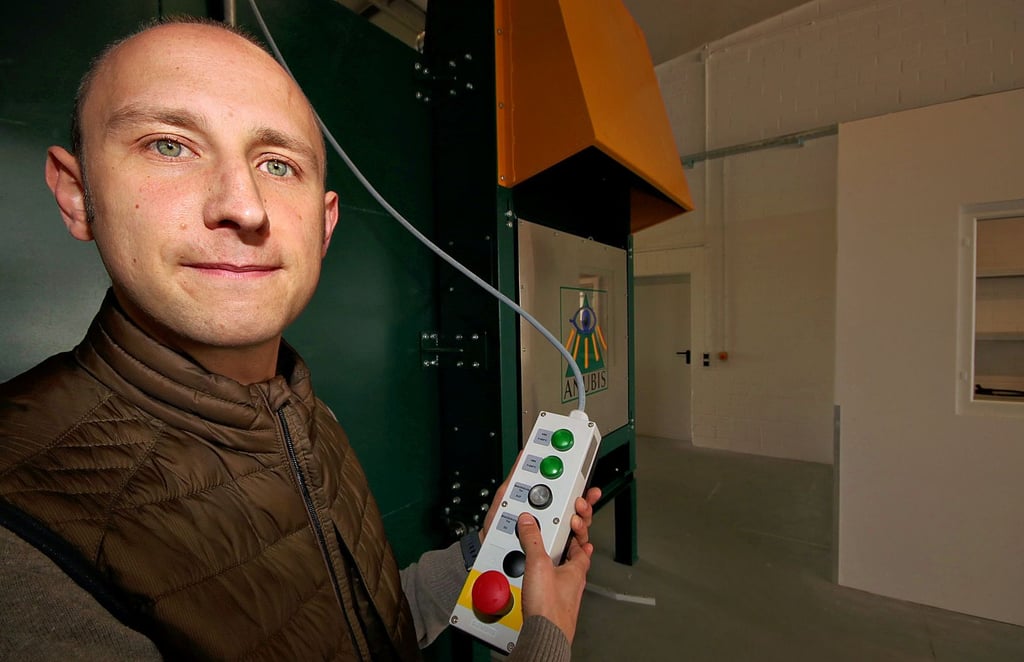 Alexander Topf, Inhaber desTierkrematoriums in Calbe, freut sich nicht über die stetig steigenden Gaspreise. Damit betreibt er den Ofen der Einäscherungsanlage.