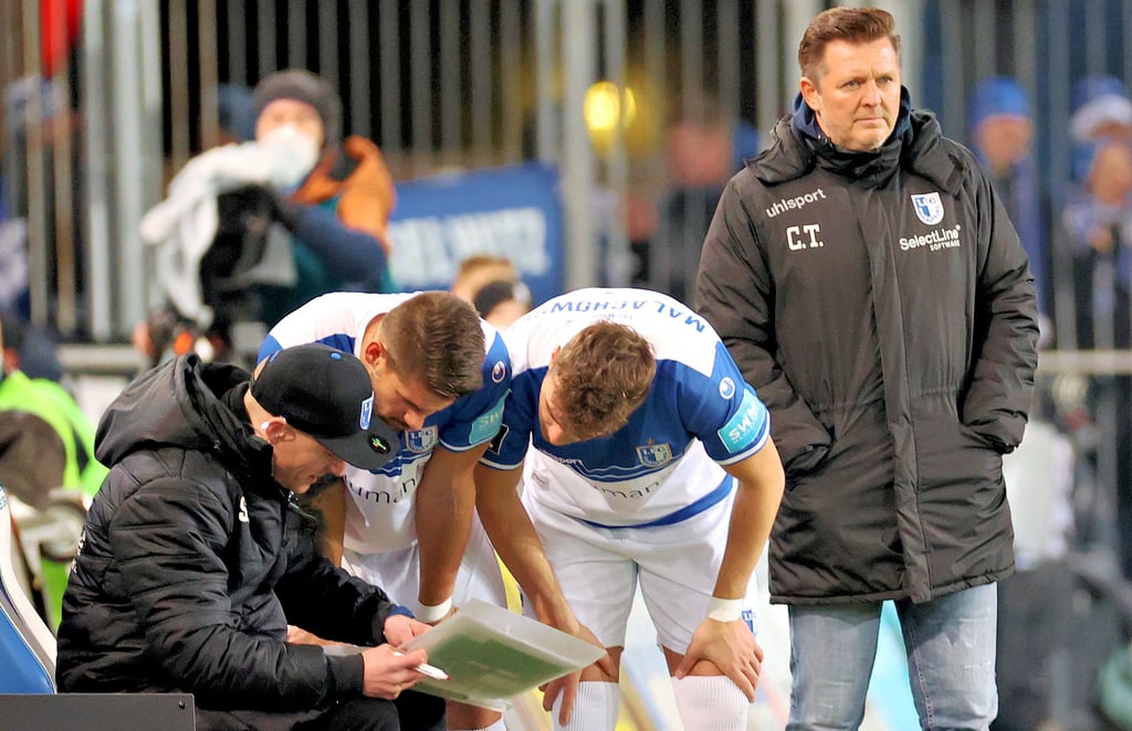 Wer darf morgen in Würzburg ran? Nicht nur Kai Brünker (2. v. l.) und Adrian Malachowski (2. v. r.) sind Optionen für Christian Titz (rechts). Der Trainer kann vor dem Ausswärtsspiel beim Abstiegskandidaten personell aus dem Vollen schöpfen.