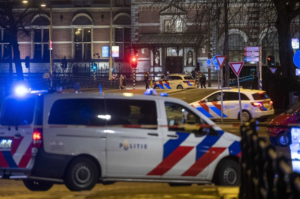 Polizeifahrzeuge im Zentrum von Amsterdam.