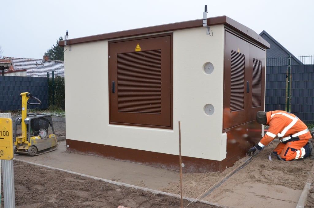 Eine neue Trafostation wurde im Vorjahr im Nachbarort  Hohengöhren aufgestellt. Hier wurde zudem ein Erdkabel verlegt, was man sich auch in Klietz wünscht.