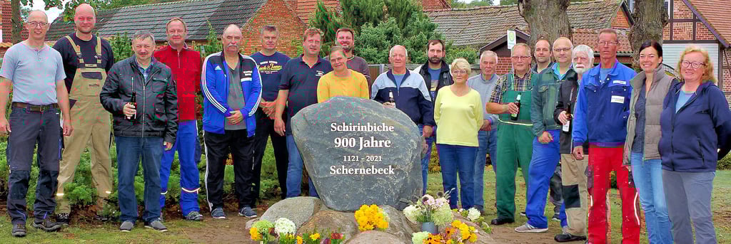 Im vergangenen Jahr wurde an der Kirche dieser Gedenkstein aufgestellt. Mit dabei waren Vertreter aller Gruppen und Vereine in Schernebeck. Das große Dorffest zum Jubiläum soll aber erst in diesem Jahr stattfinden. Die Vorbereitungen laufen.
