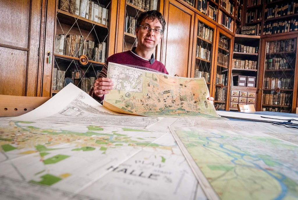 Archivar Martin Scheuplein präsentiert historische Stadtpläne Halles, die dank eines Digitalisierungsprojekts nun online verfügbar sind.