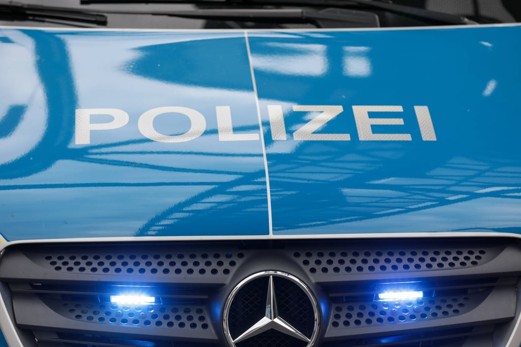 Die Polizei in Magdeburg sucht Zeugen nach einem Unfall mit Fahrerflucht.