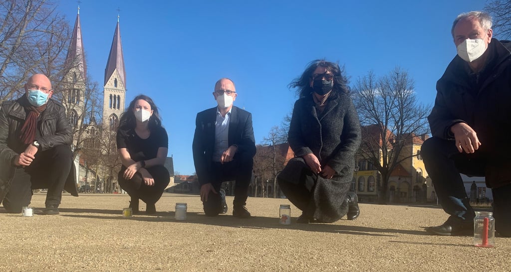 Joachim Schiemann, Karolin Braunsberger-Reinhold, Jürgen Schilling, Jutta Dick und Eberhard Brecht (von links) sind die Initiatorengruppe für das stille Gedenken an die Corona-Toten im Harzkreis, das am Sonntag auf dem Halberstädter Domplatz stattfinden soll.