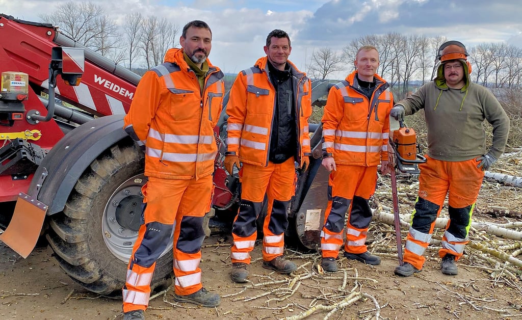 Bauhofchef André Leimberg mit seinen Mitarbeitern Michael Köhler, Andreas Robra und Heiko Kriese (von links) – einem Teil seines acht Mann starken Teams. Aktuell stehen Baumfällarbeiten wie hier am Rande von Badersleben im Zentrum der Aktivitäten.