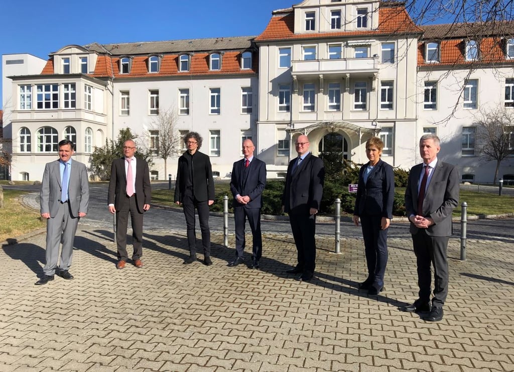 Informierten gemeinsam darüber, dass die Krankenhausleitung sich neu aufstellt: Thomas Balcerowski, Dr. Peter Nartschik, Dr. Tom Schilling, Dr. Matthias Voth, Thomas Pfennig, Gundula Kopp und Peter Redemann (v.l.).Foto: