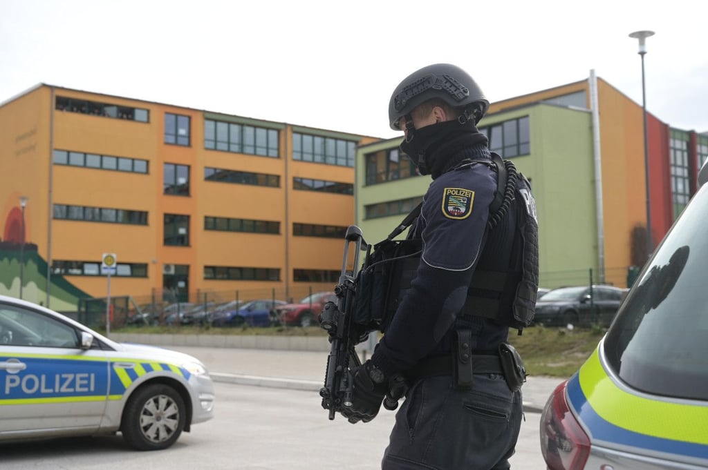 An einer Schule in Petersberg im Saalekreis ist es am Donnerstagvormittag zu einem Großeinsatz der Polizei gekommen.
