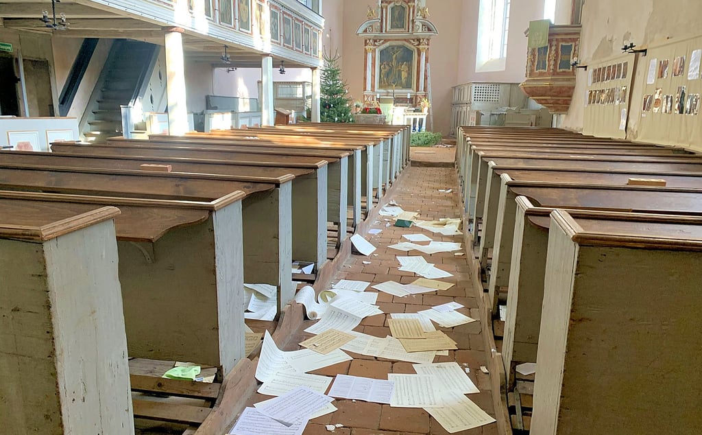 Am Mittwoch bot sich Pfarrer Martin Zander ein Bild der Verwüstung in der Peter-und-Paul-Kirche. Nach einem Einbruch wurden zahlreiche Zerstörungen und Schmierereien angerichtet.