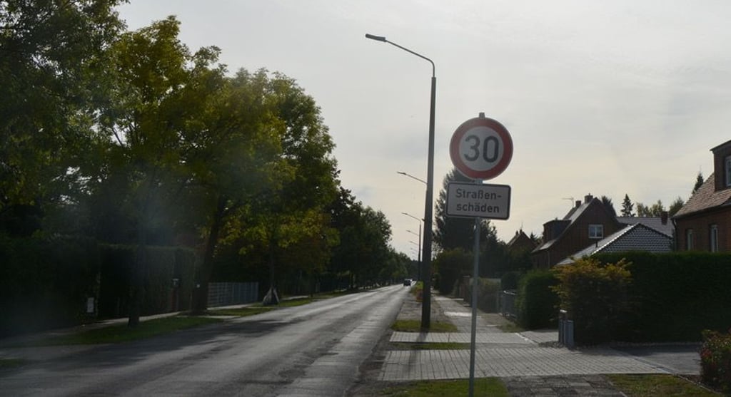 Die Friedenstraße In Genthin mit Tempo-30-Schild wegen Straßenschäden.