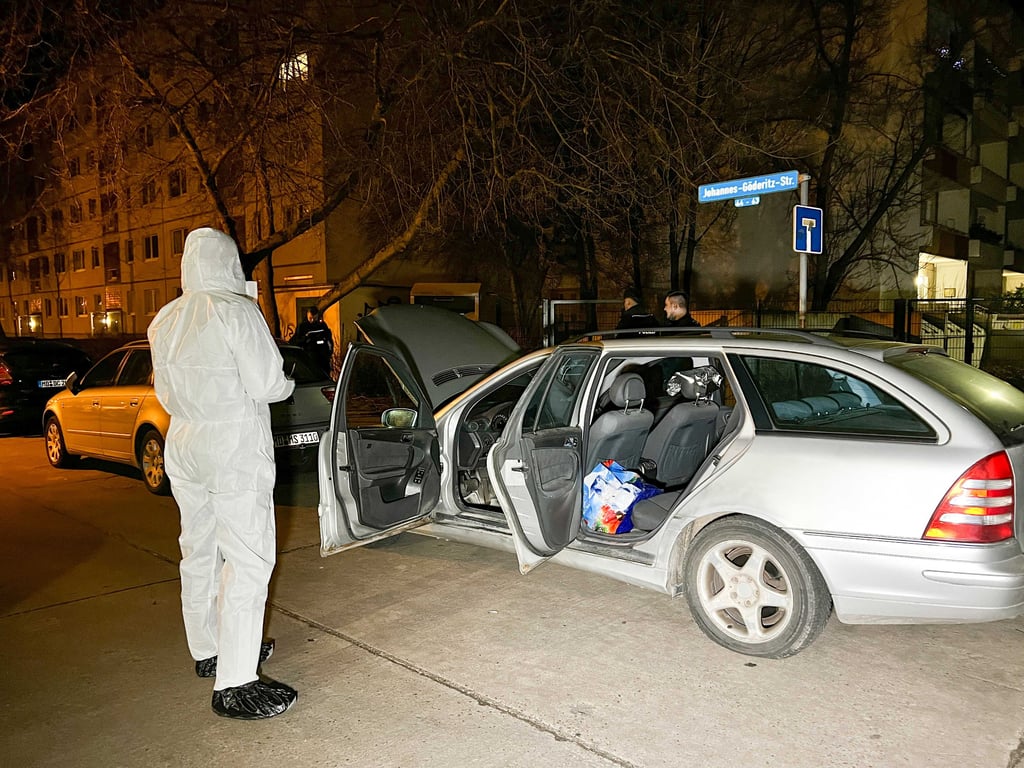 Das Fluchtfahrzeug kam aus bislang unbekannten Gründen in der Nähe des Tatorts zum Stehen.