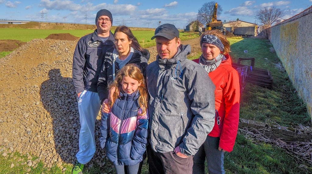 Antje und Alexander Dobs mit ihrer Tochter Anna (vorn), Ivo Möller (l.) und Petra Weber (r.) sind entsetzt darüber, dass so nah ein den Grundstücken ein Funkmast gebaut wird.