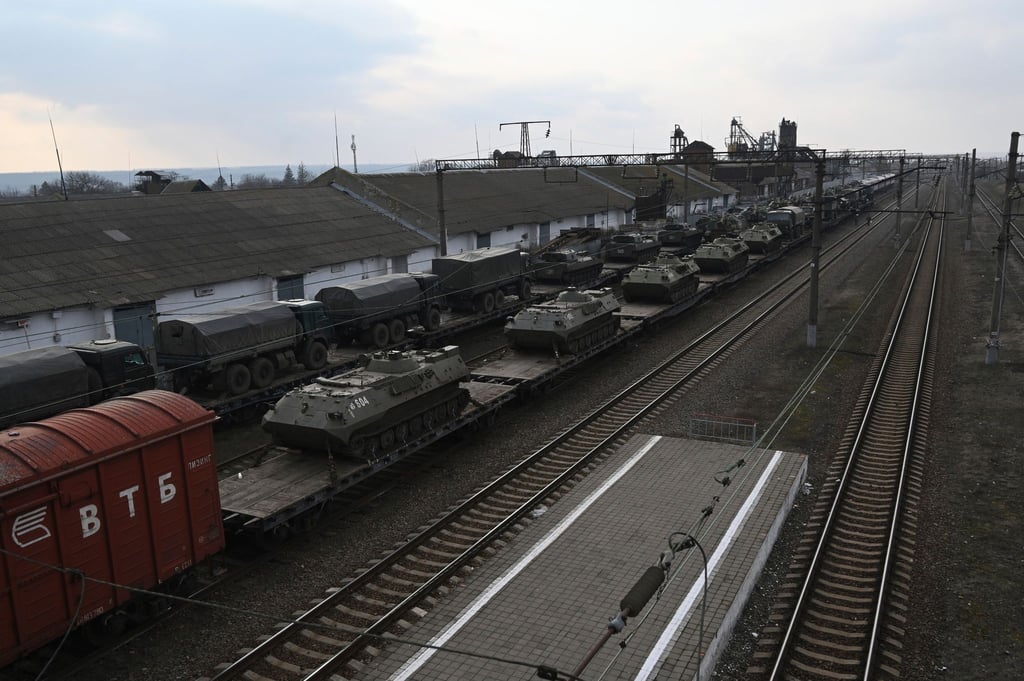 Russische gepanzerte Fahrzeuge werden auf einem Bahnhof in der Region Rostow am Don unweit der russisch-ukrainischen Grenze auf Bahnsteige verladen.