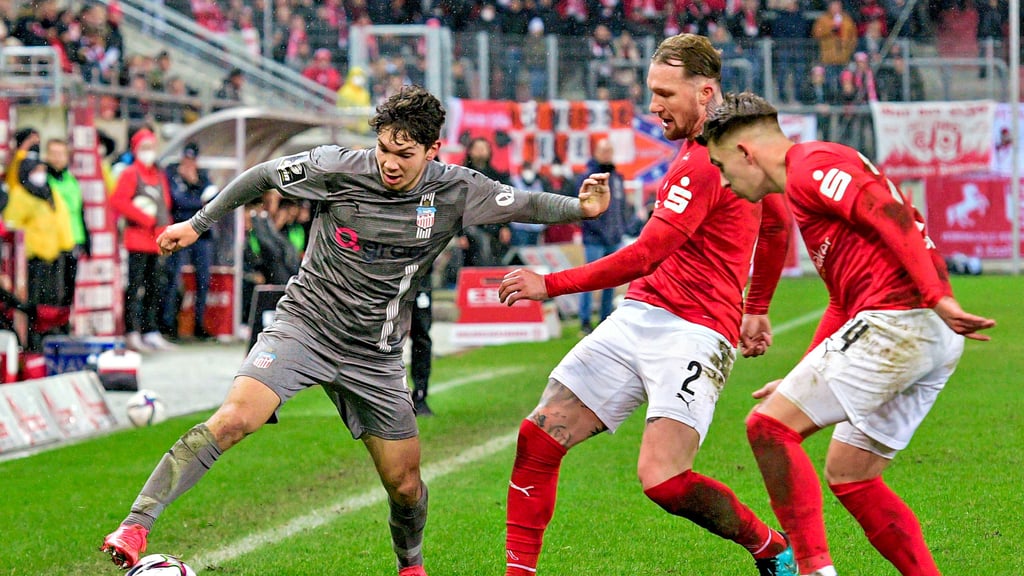 Jan Löhmannsröben (M.) und Julian Guttau (r.) zählen zu den 20 Spielern, dessen Verträge nur noch bis Saisonende laufen.