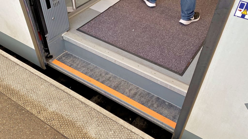Der Spalt zwischen Bahnsteigkante und Zug ist am Bahnhof in Tangerhütte gut 20 Zentimeter breit. Menschen mit Rollatoren haben daher Schwierigkeiten einzusteigen.